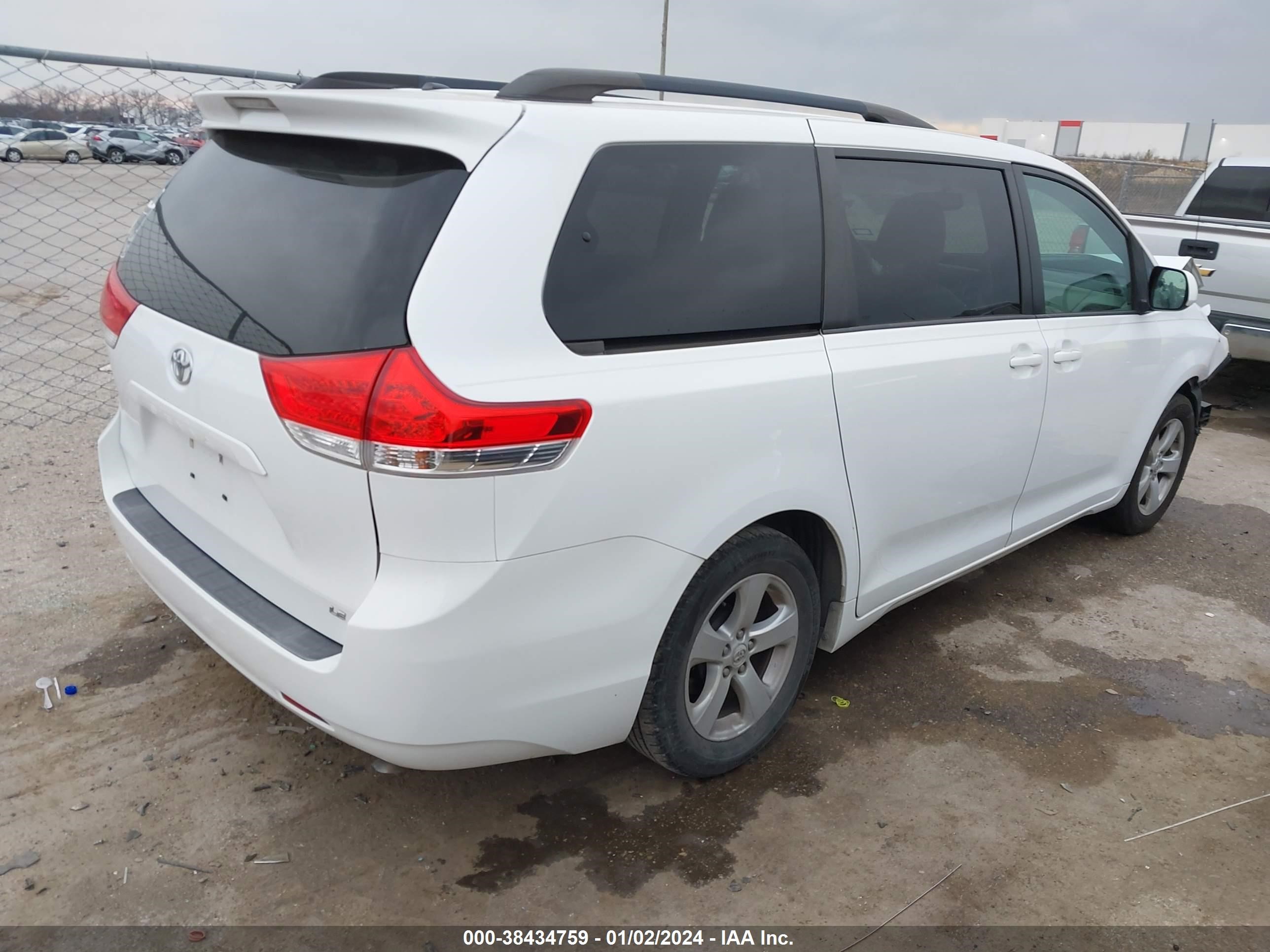 Photo 3 VIN: 5TDKK3DC6CS276404 - TOYOTA SIENNA 