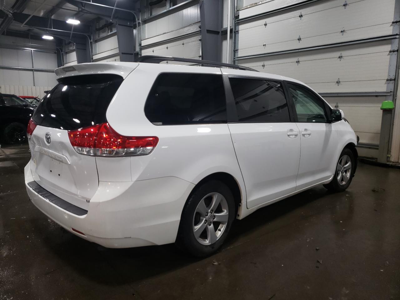 Photo 2 VIN: 5TDKK3DC6DS292670 - TOYOTA SIENNA 