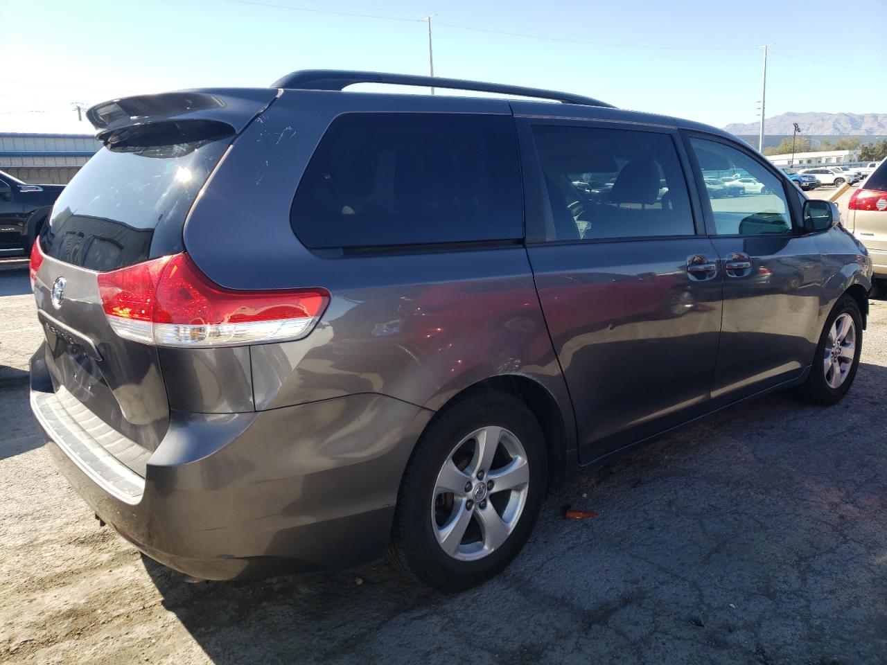 Photo 2 VIN: 5TDKK3DC6DS296461 - TOYOTA SIENNA 