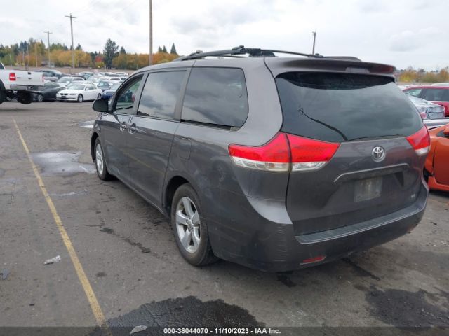 Photo 2 VIN: 5TDKK3DC6DS320144 - TOYOTA SIENNA 