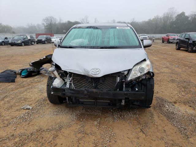 Photo 4 VIN: 5TDKK3DC6DS325098 - TOYOTA SIENNA LE 