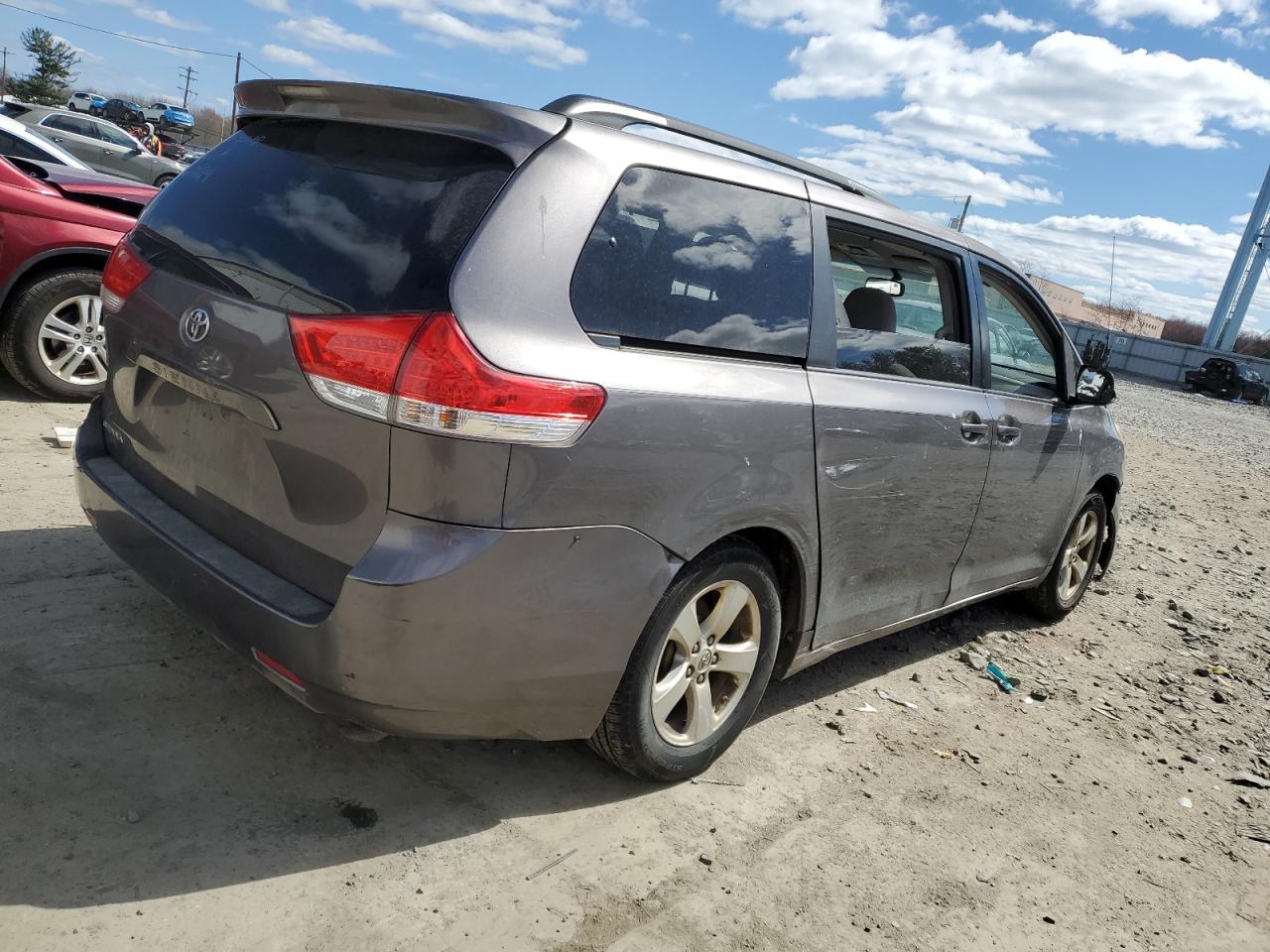 Photo 2 VIN: 5TDKK3DC6DS325537 - TOYOTA SIENNA 