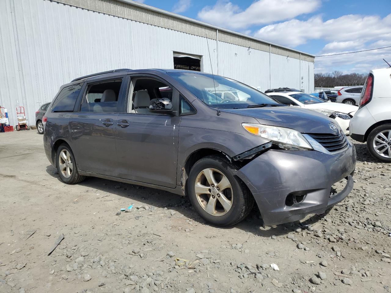 Photo 3 VIN: 5TDKK3DC6DS325537 - TOYOTA SIENNA 