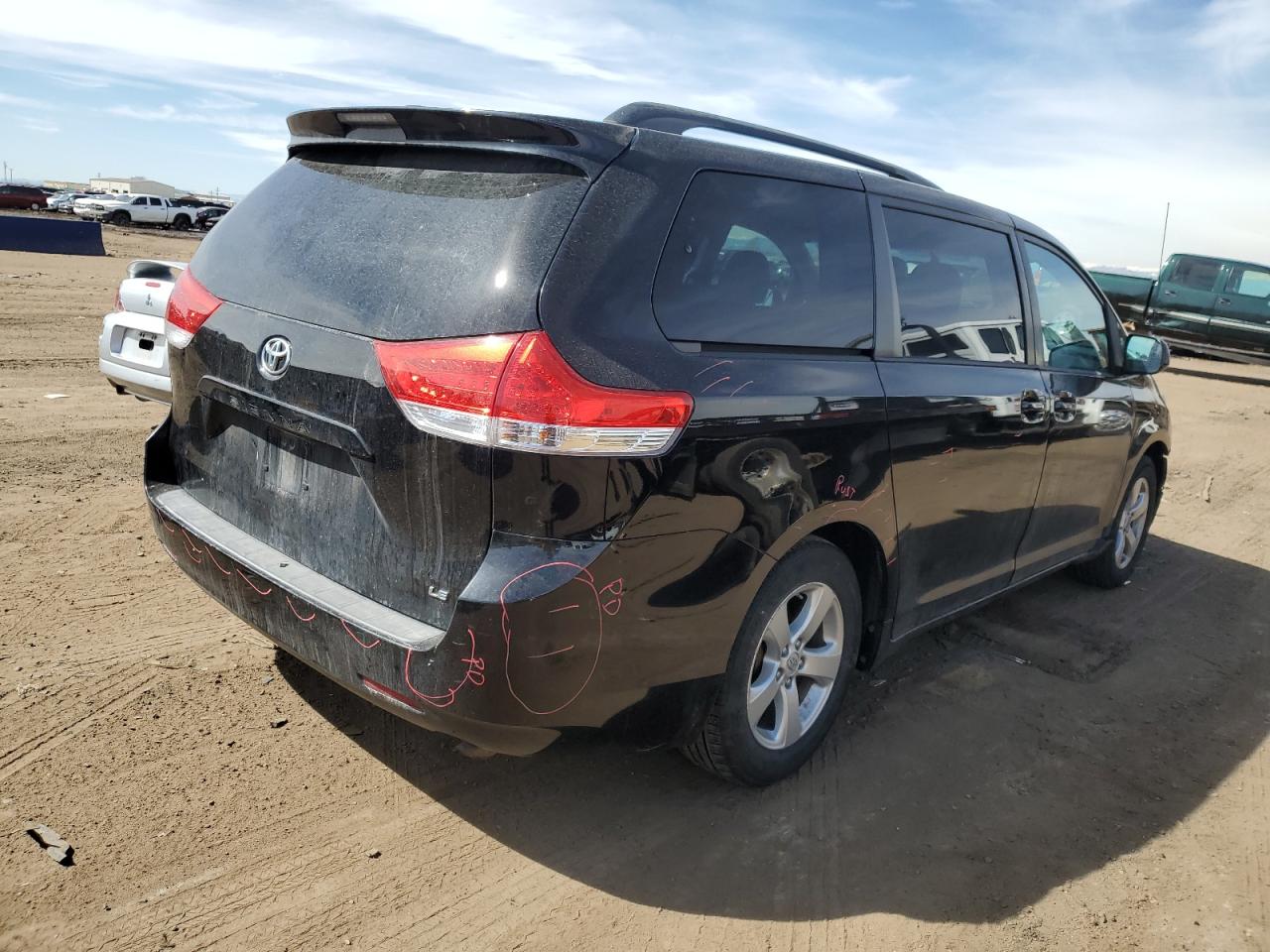 Photo 2 VIN: 5TDKK3DC6DS357789 - TOYOTA SIENNA 