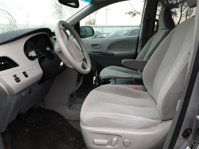 Photo 4 VIN: 5TDKK3DC6DS374995 - TOYOTA SIENNA LE 