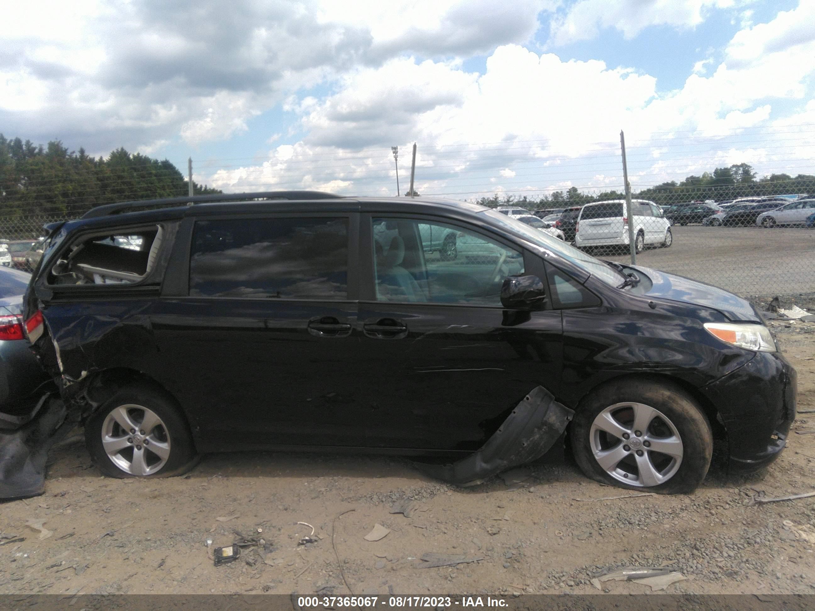 Photo 12 VIN: 5TDKK3DC6ES405910 - TOYOTA SIENNA 