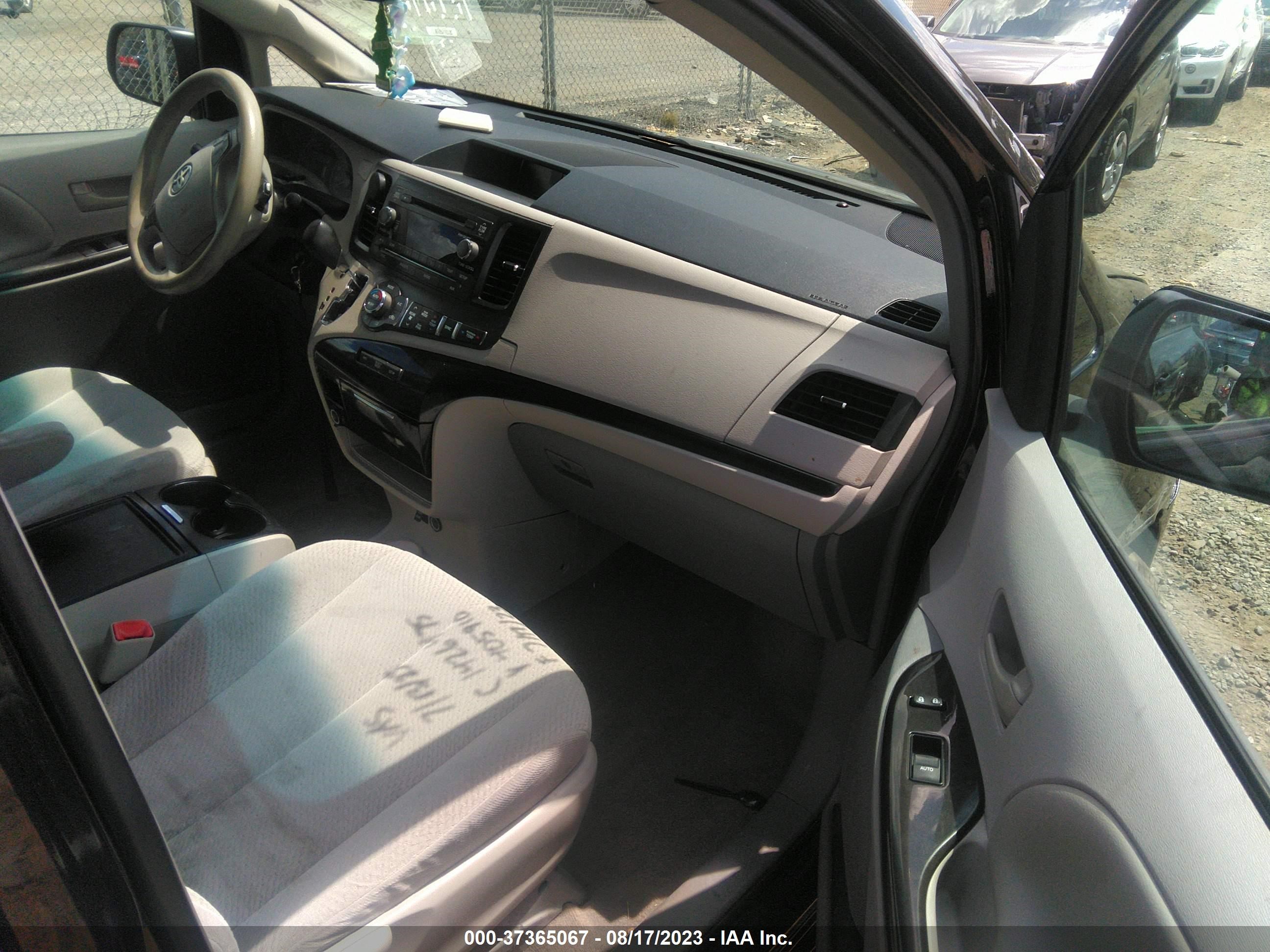 Photo 4 VIN: 5TDKK3DC6ES405910 - TOYOTA SIENNA 