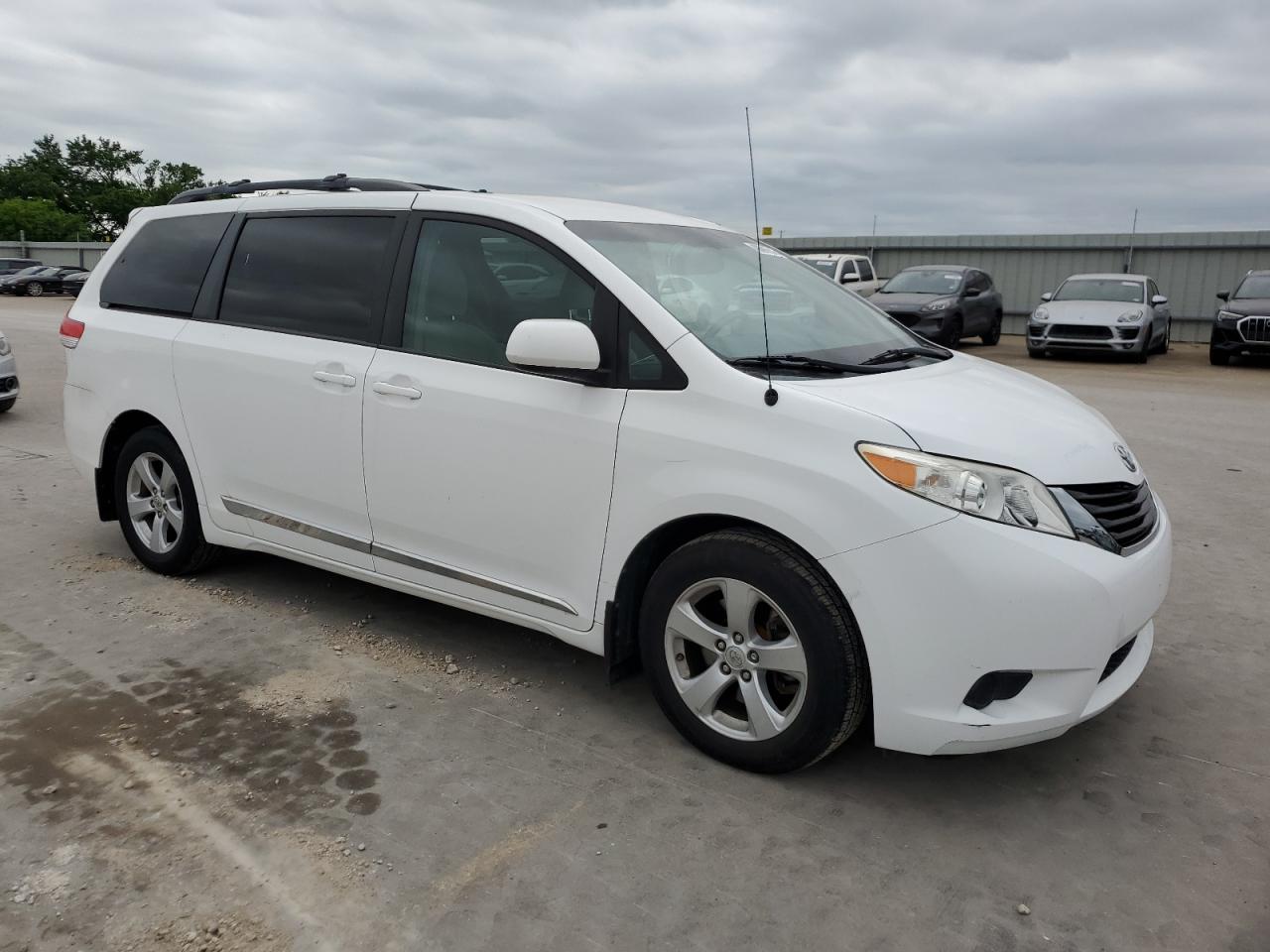 Photo 3 VIN: 5TDKK3DC6ES525688 - TOYOTA SIENNA 