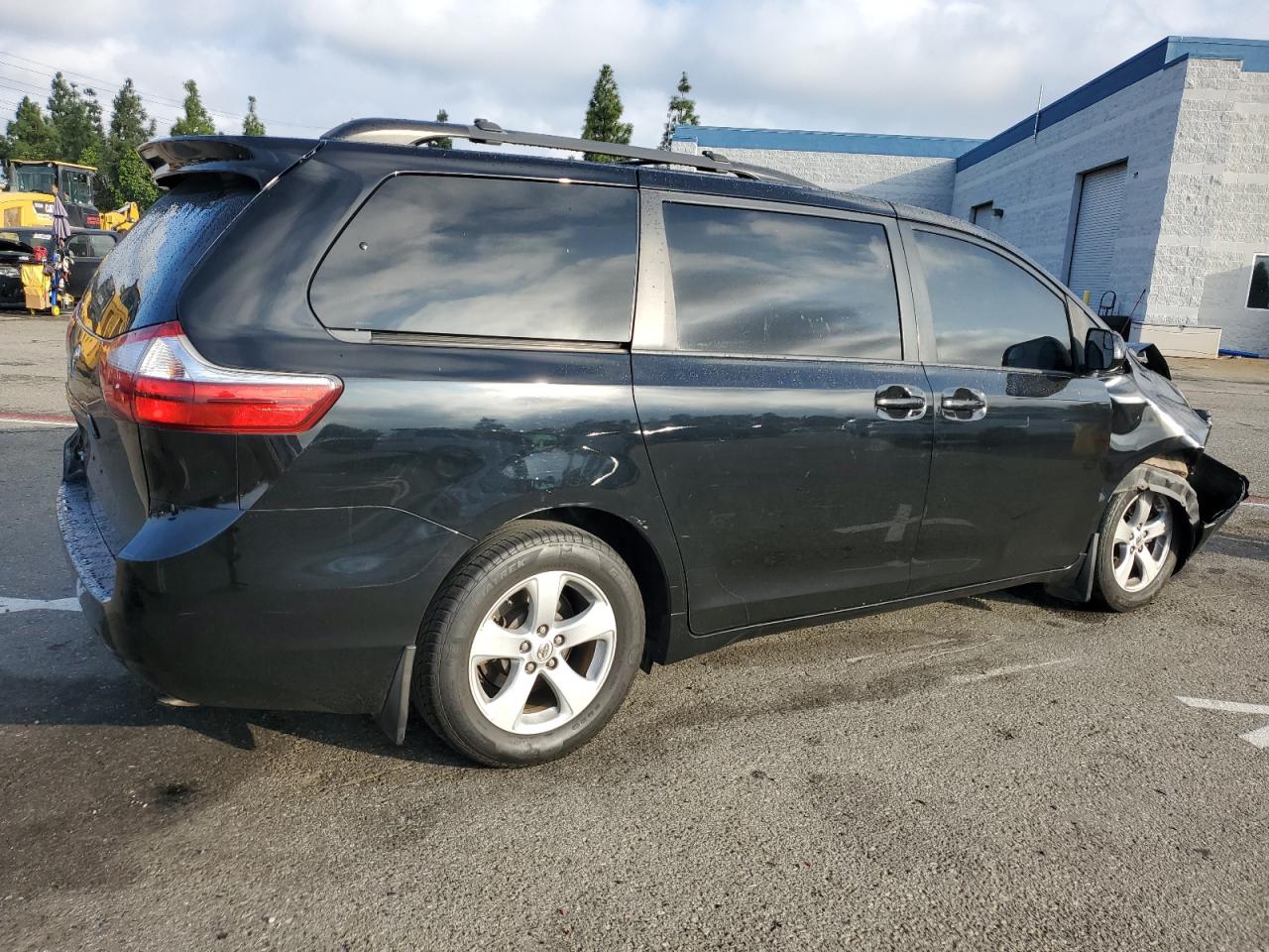 Photo 2 VIN: 5TDKK3DC6FS581776 - TOYOTA SIENNA 