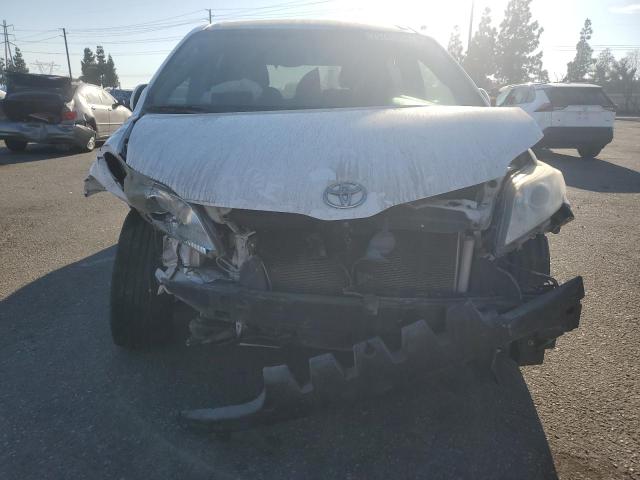 Photo 4 VIN: 5TDKK3DC6GS716319 - TOYOTA SIENNA LE 