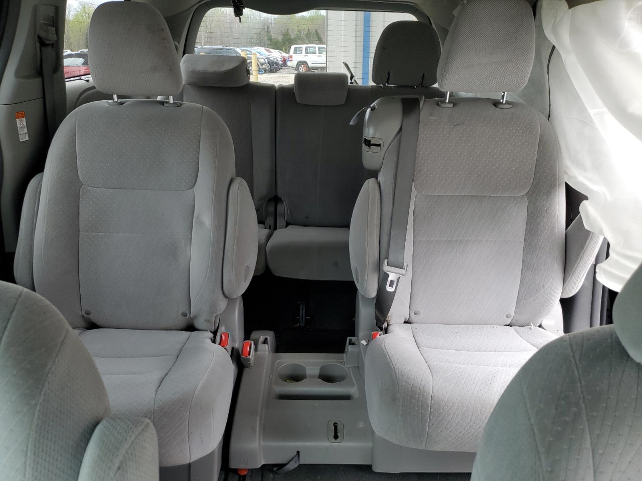 Photo 9 VIN: 5TDKK3DC6GS720399 - TOYOTA SIENNA 