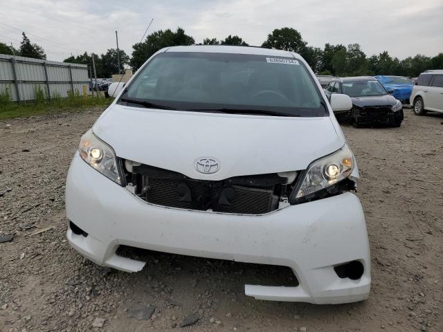 Photo 4 VIN: 5TDKK3DC7BS015135 - TOYOTA SIENNA LE 