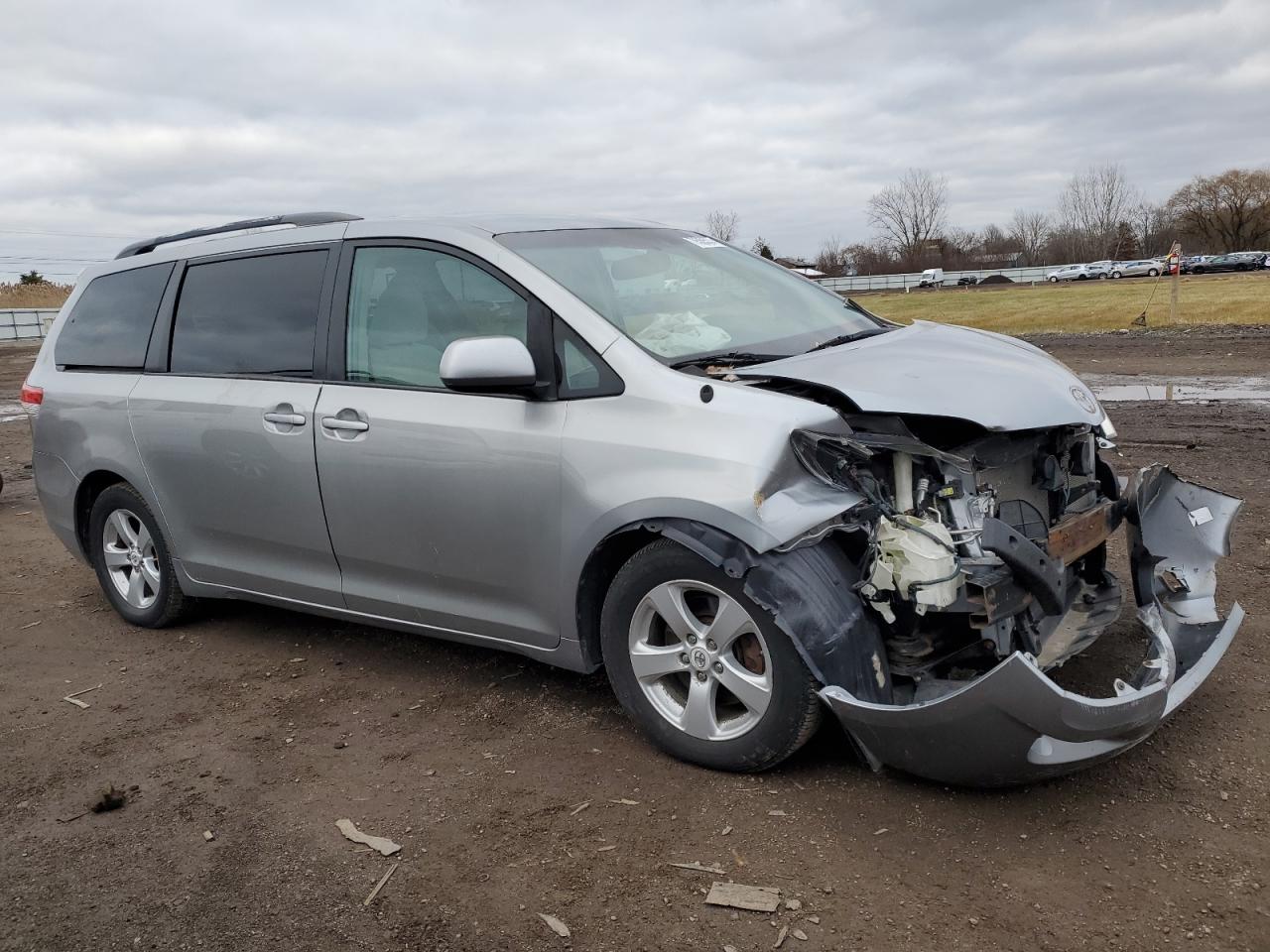 Photo 3 VIN: 5TDKK3DC7BS020349 - TOYOTA SIENNA 