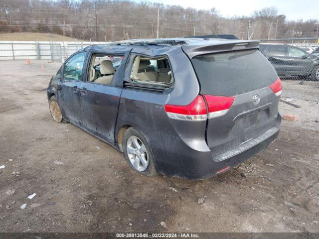 Photo 2 VIN: 5TDKK3DC7BS051357 - TOYOTA SIENNA 