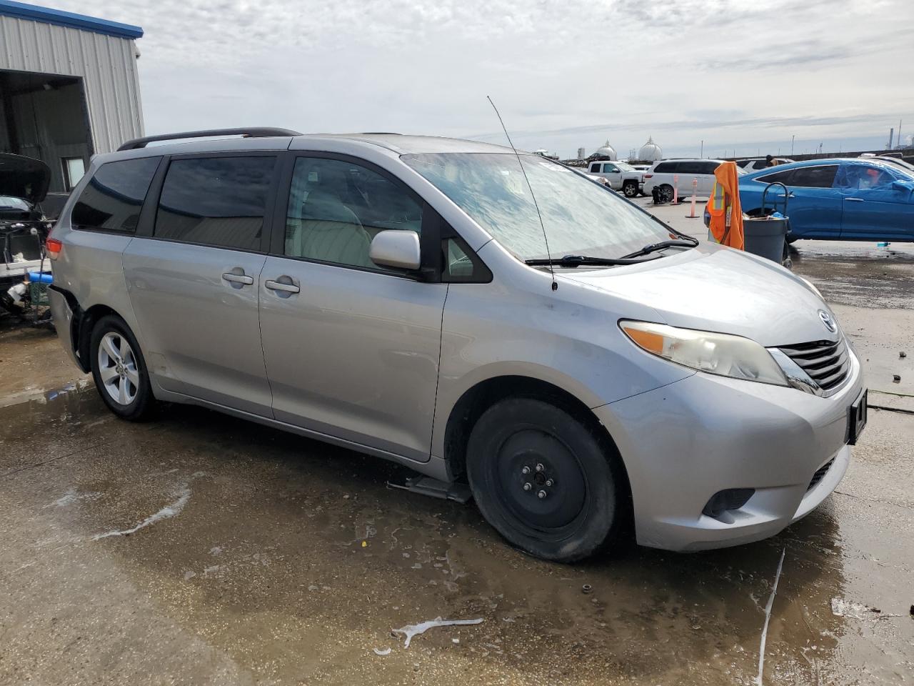 Photo 3 VIN: 5TDKK3DC7BS117583 - TOYOTA SIENNA 