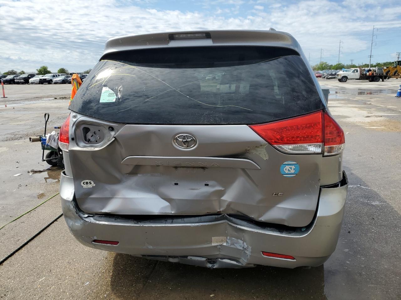 Photo 5 VIN: 5TDKK3DC7BS117583 - TOYOTA SIENNA 