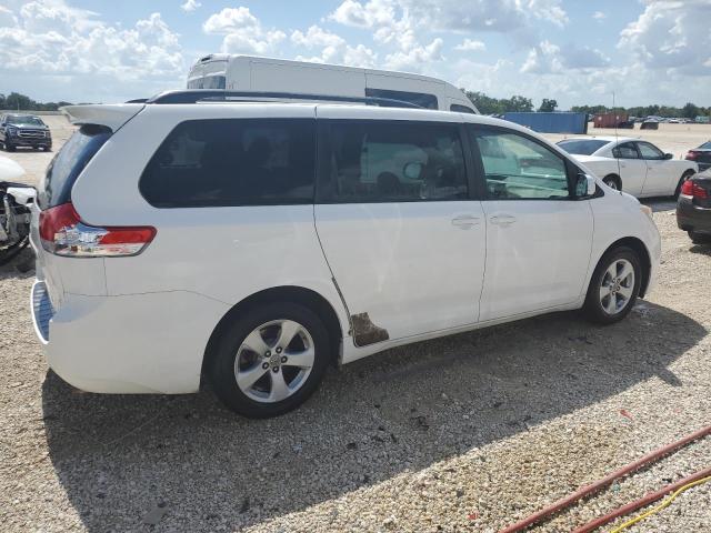 Photo 2 VIN: 5TDKK3DC7BS158358 - TOYOTA SIENNA LE 