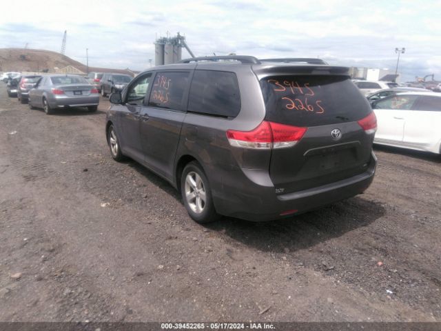 Photo 2 VIN: 5TDKK3DC7CS178062 - TOYOTA SIENNA 