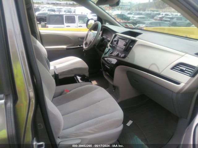 Photo 4 VIN: 5TDKK3DC7CS178062 - TOYOTA SIENNA 