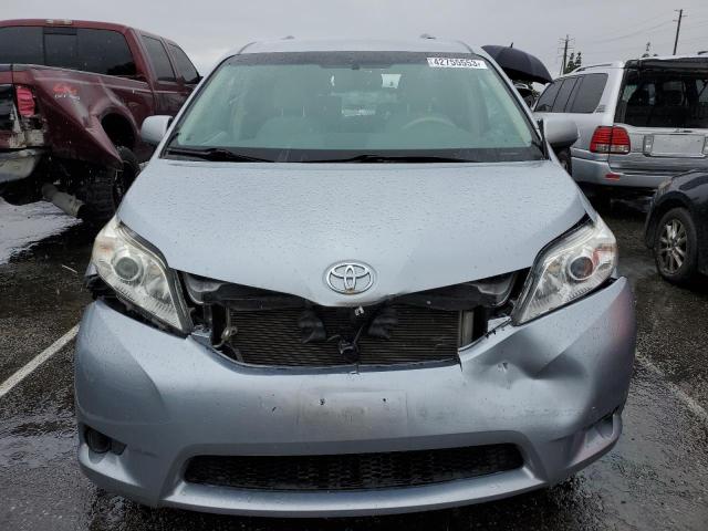 Photo 4 VIN: 5TDKK3DC7CS203137 - TOYOTA SIENNA LE 