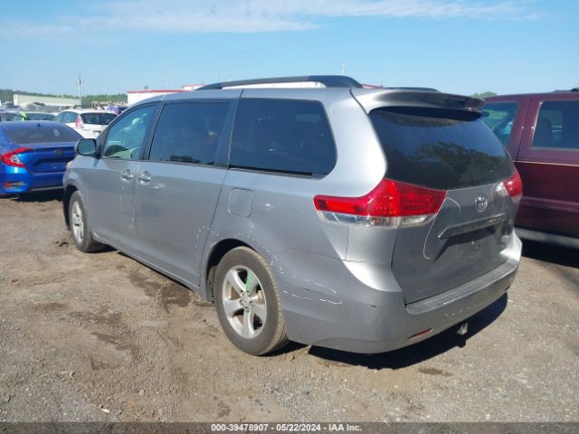 Photo 2 VIN: 5TDKK3DC7CS257702 - TOYOTA SIENNA 