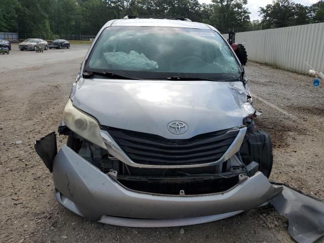 Photo 4 VIN: 5TDKK3DC7CS257828 - TOYOTA SIENNA LE 