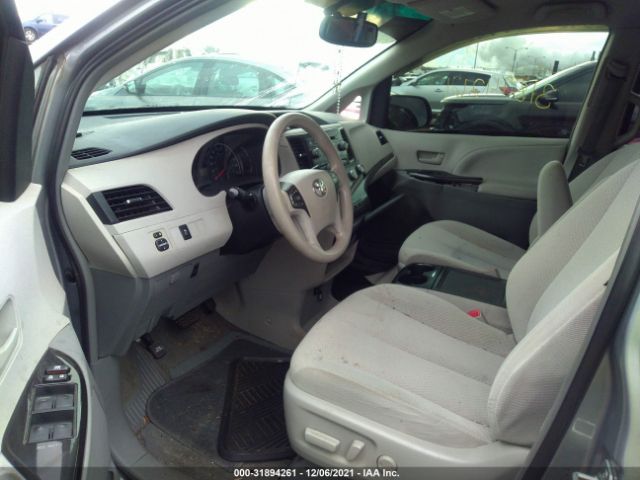 Photo 4 VIN: 5TDKK3DC7CS279893 - TOYOTA SIENNA 