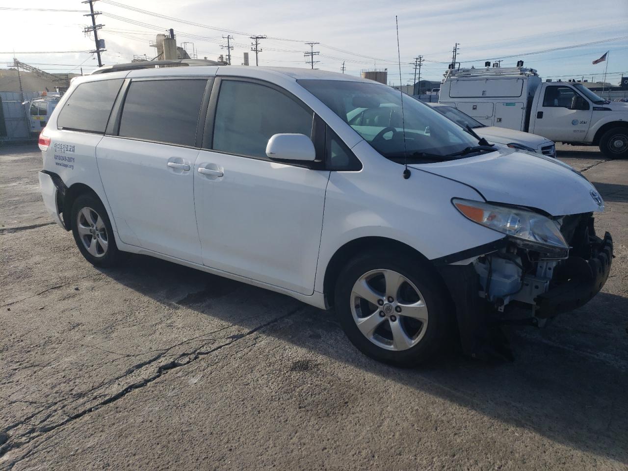 Photo 3 VIN: 5TDKK3DC7DS349328 - TOYOTA SIENNA 