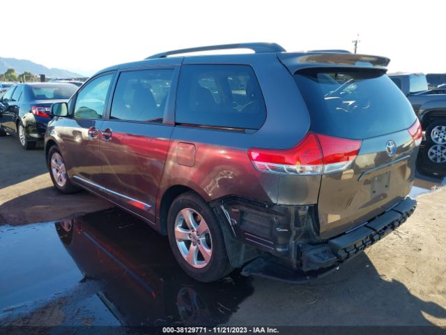 Photo 2 VIN: 5TDKK3DC7DS387657 - TOYOTA SIENNA 