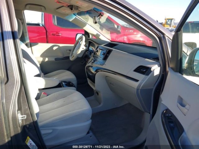 Photo 4 VIN: 5TDKK3DC7DS387657 - TOYOTA SIENNA 