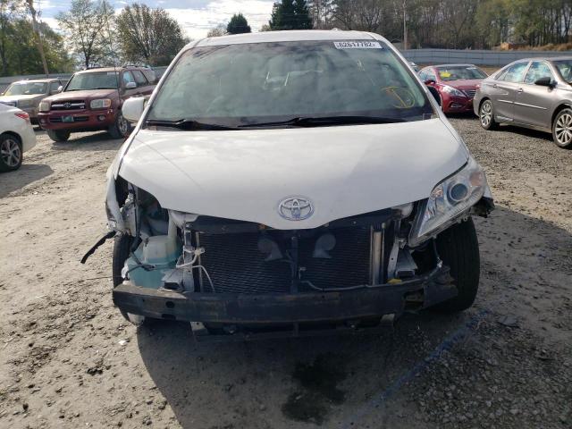 Photo 4 VIN: 5TDKK3DC7ES426782 - TOYOTA SIENNA LE 