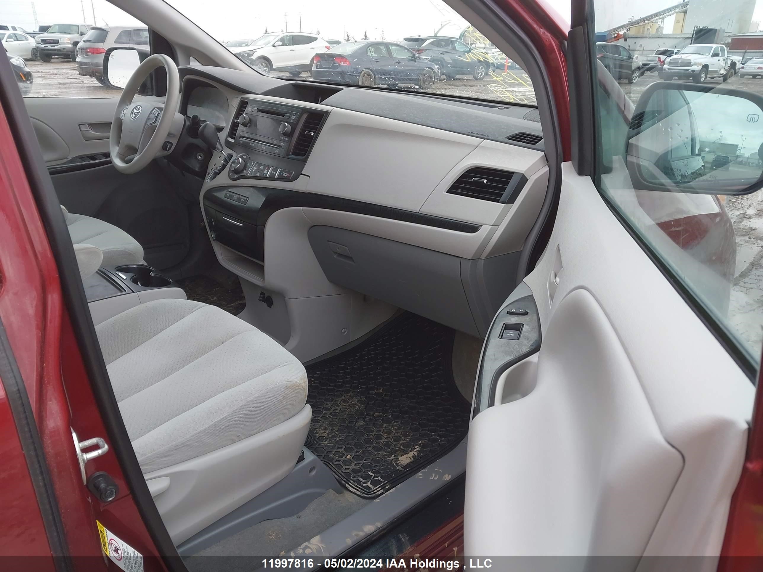 Photo 4 VIN: 5TDKK3DC7ES459801 - TOYOTA SIENNA 