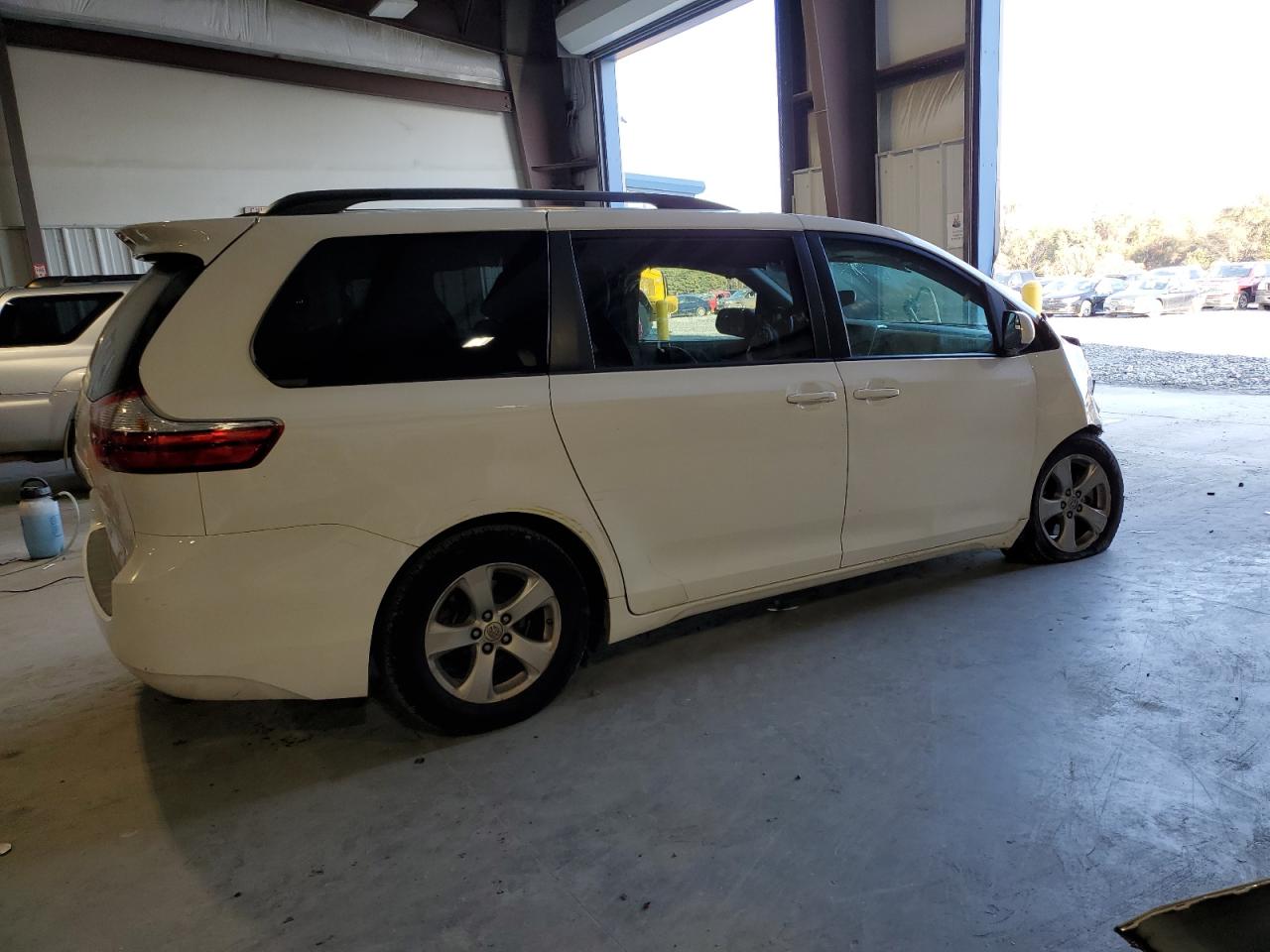 Photo 2 VIN: 5TDKK3DC7GS724882 - TOYOTA SIENNA 