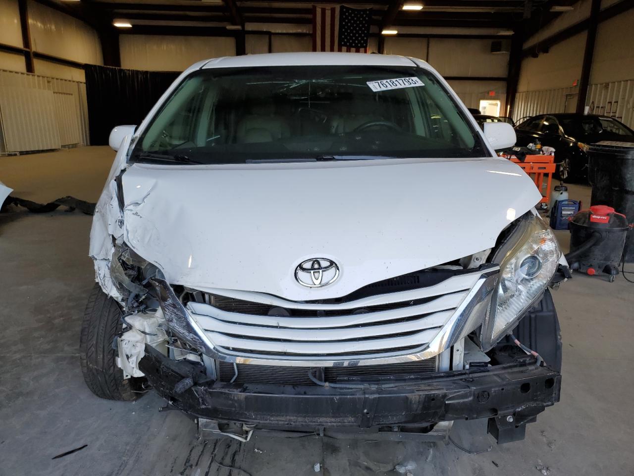 Photo 4 VIN: 5TDKK3DC7GS724882 - TOYOTA SIENNA 