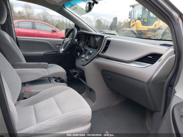 Photo 4 VIN: 5TDKK3DC7GS727703 - TOYOTA SIENNA 