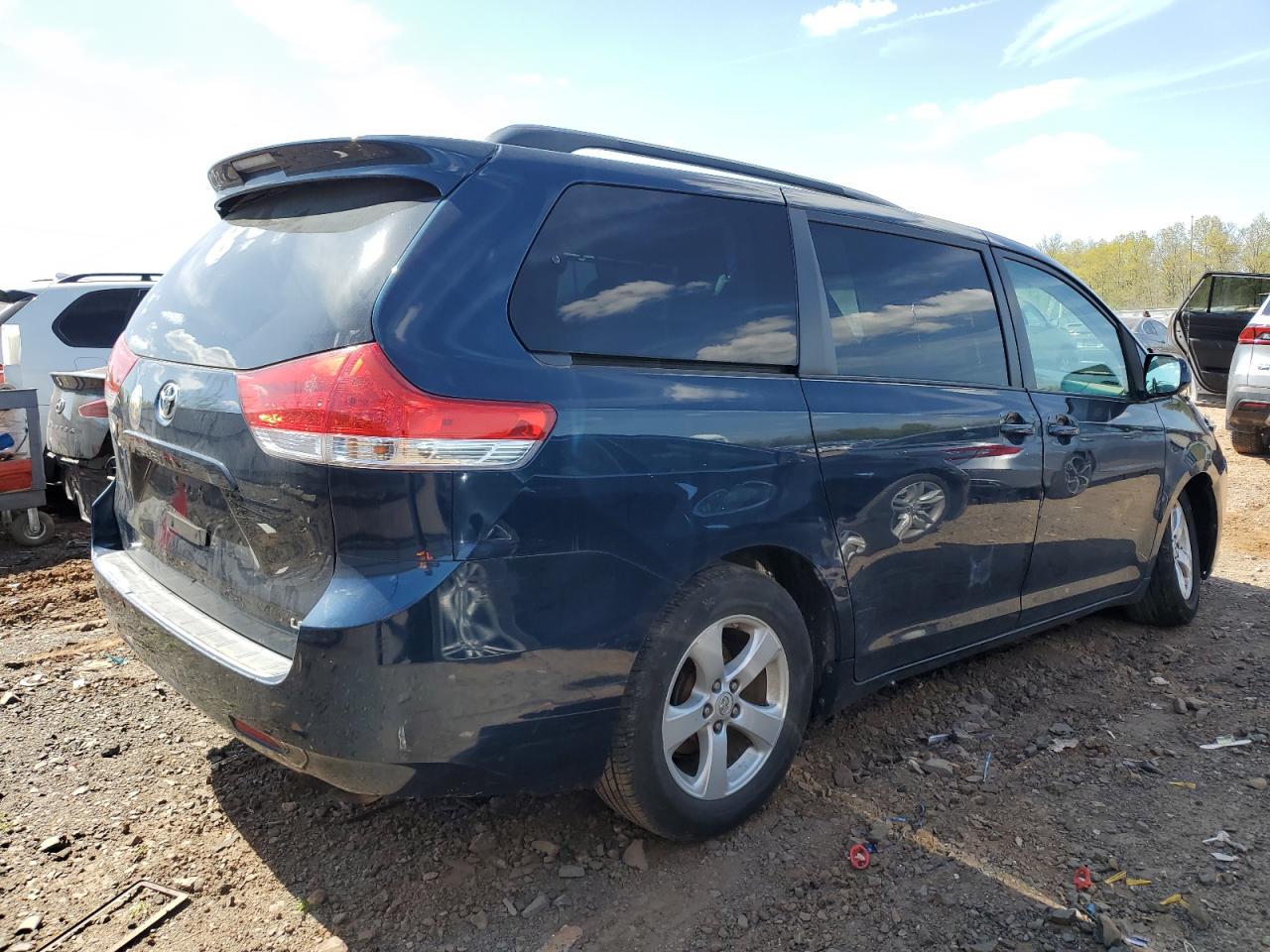 Photo 2 VIN: 5TDKK3DC8BS046975 - TOYOTA SIENNA 