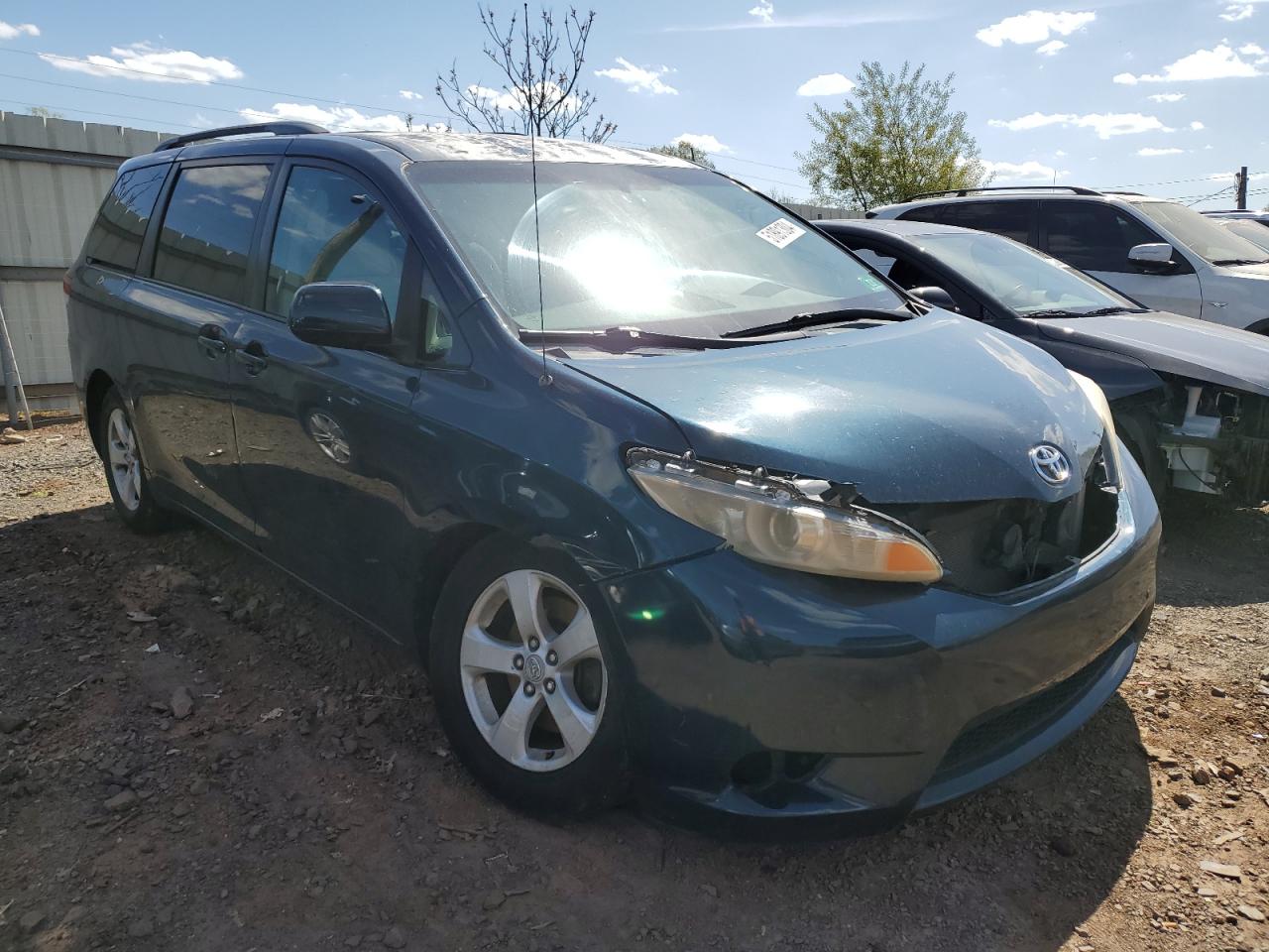 Photo 3 VIN: 5TDKK3DC8BS046975 - TOYOTA SIENNA 