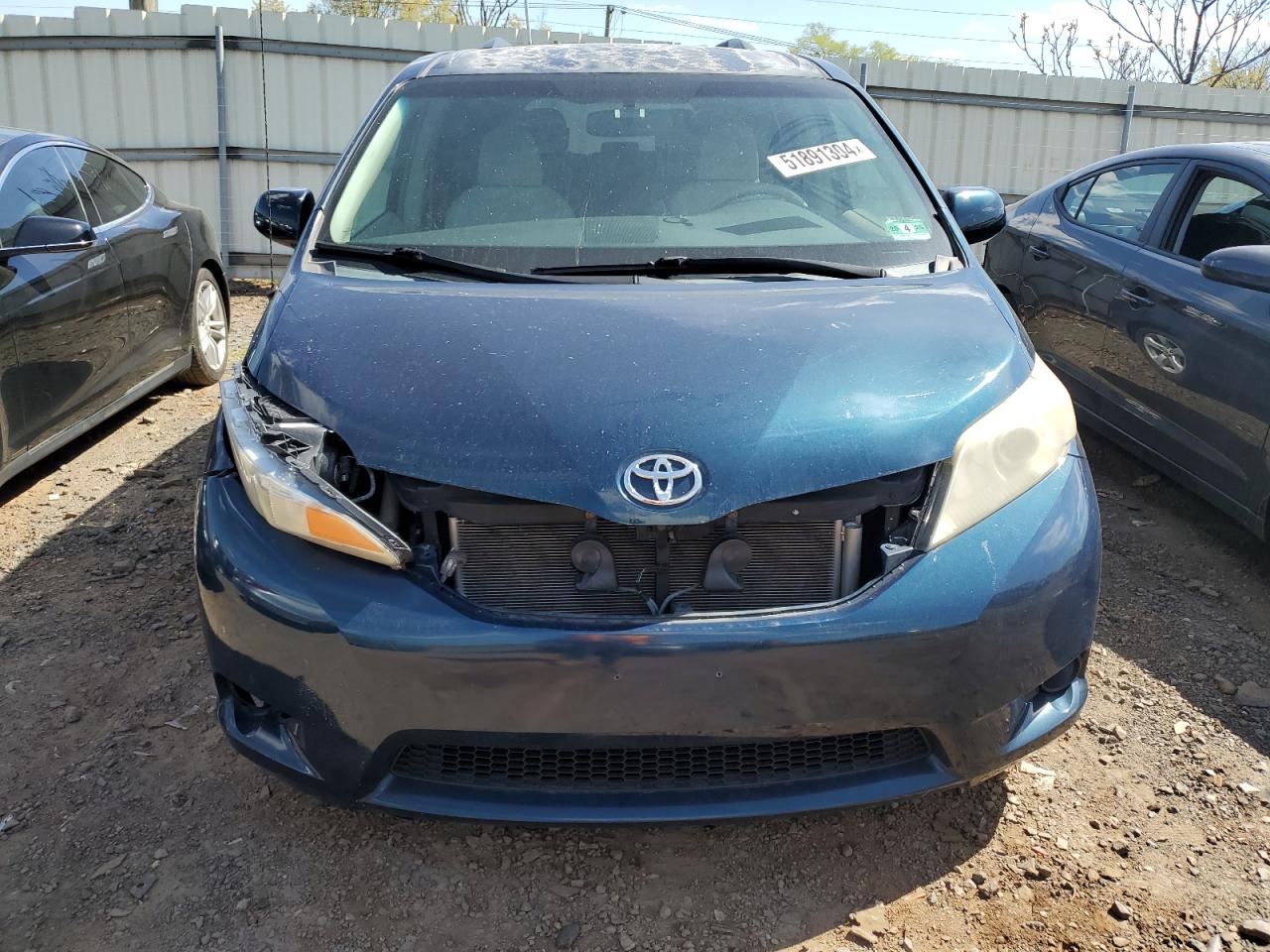 Photo 4 VIN: 5TDKK3DC8BS046975 - TOYOTA SIENNA 