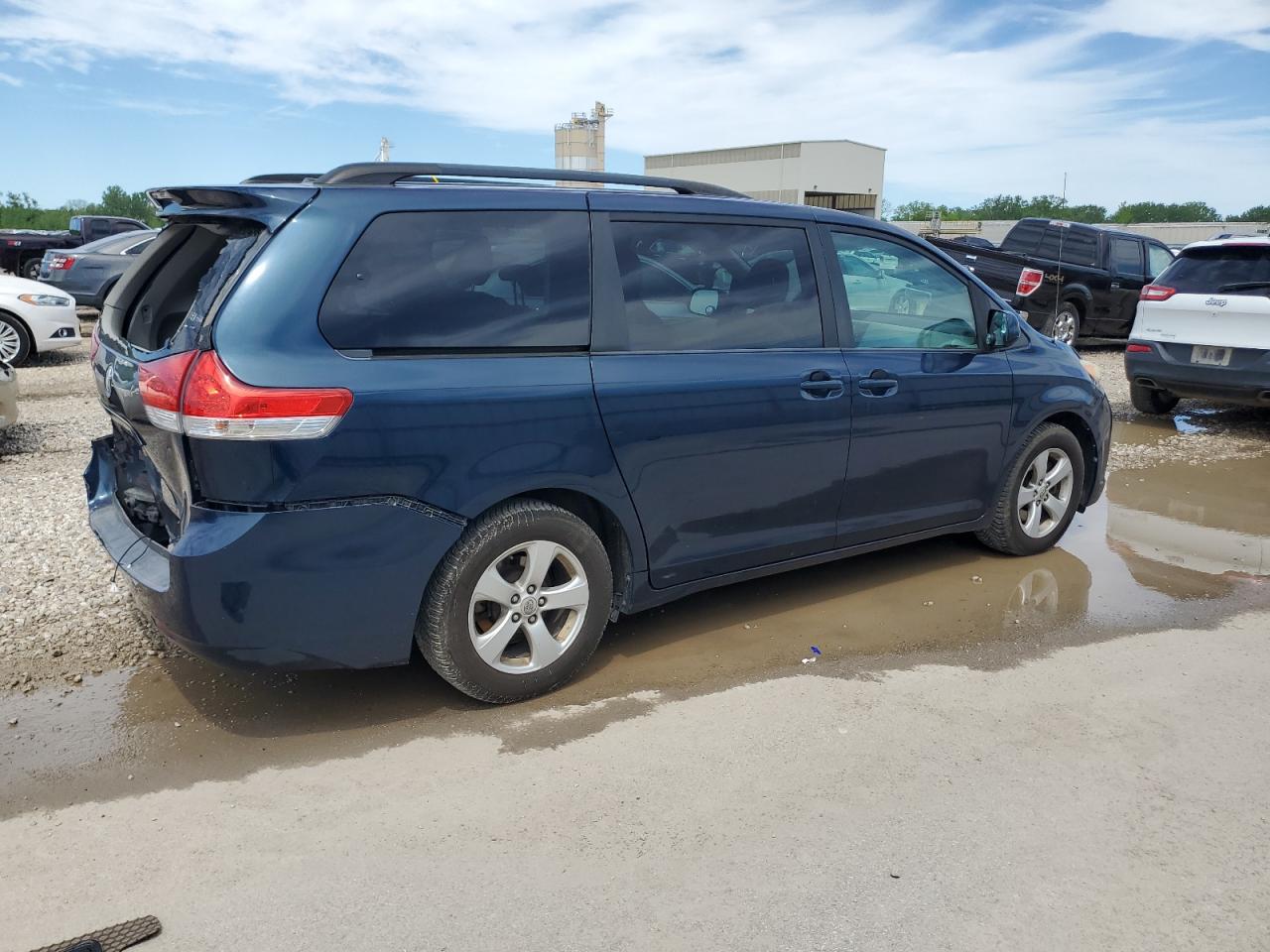 Photo 2 VIN: 5TDKK3DC8BS087803 - TOYOTA SIENNA 