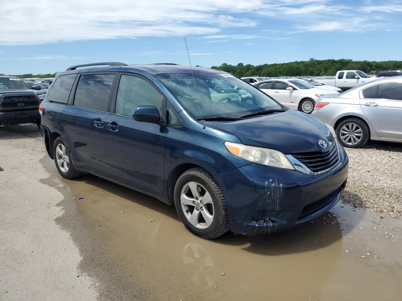 Photo 3 VIN: 5TDKK3DC8BS087803 - TOYOTA SIENNA 