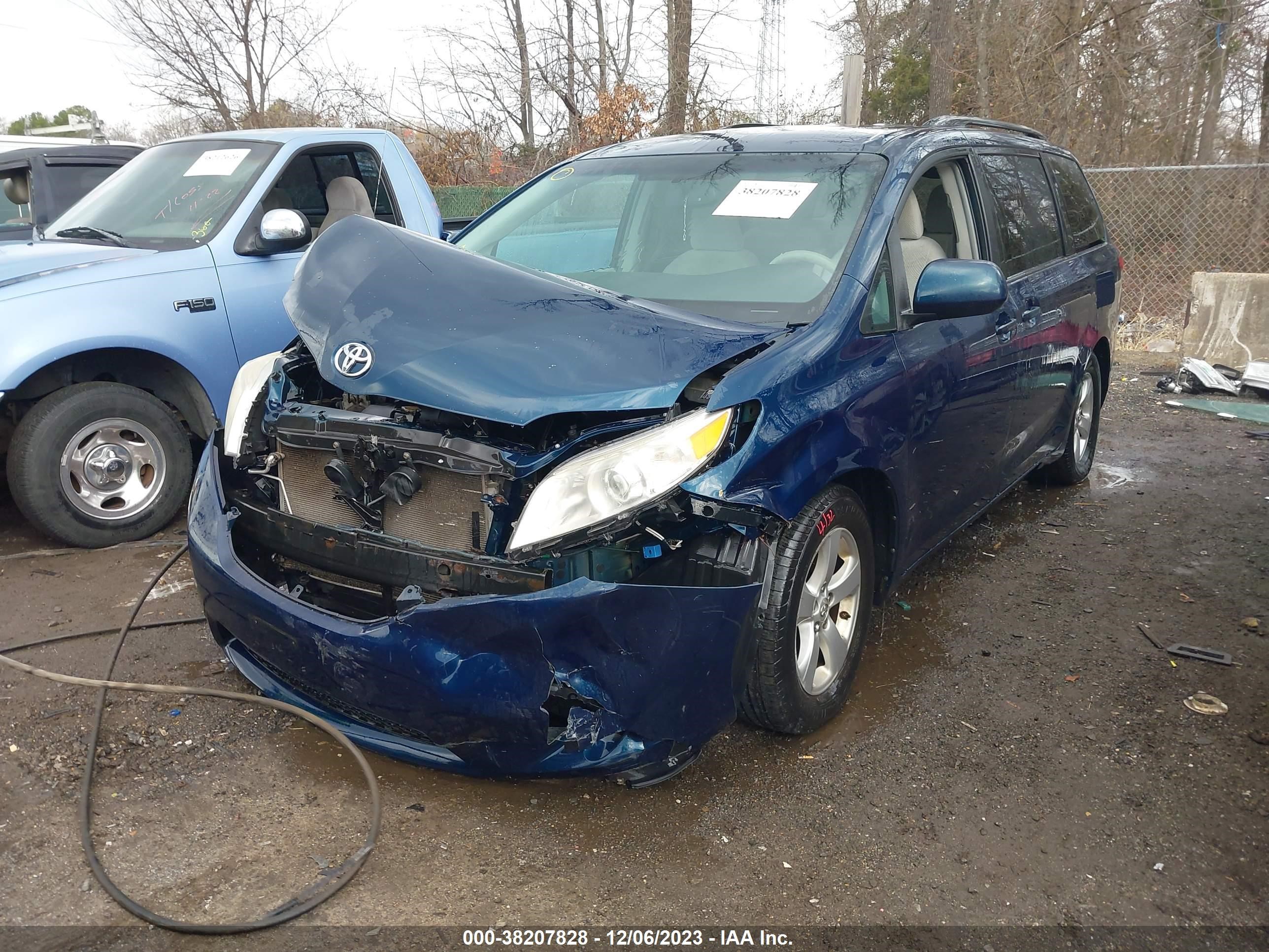 Photo 1 VIN: 5TDKK3DC8BS103563 - TOYOTA SIENNA 