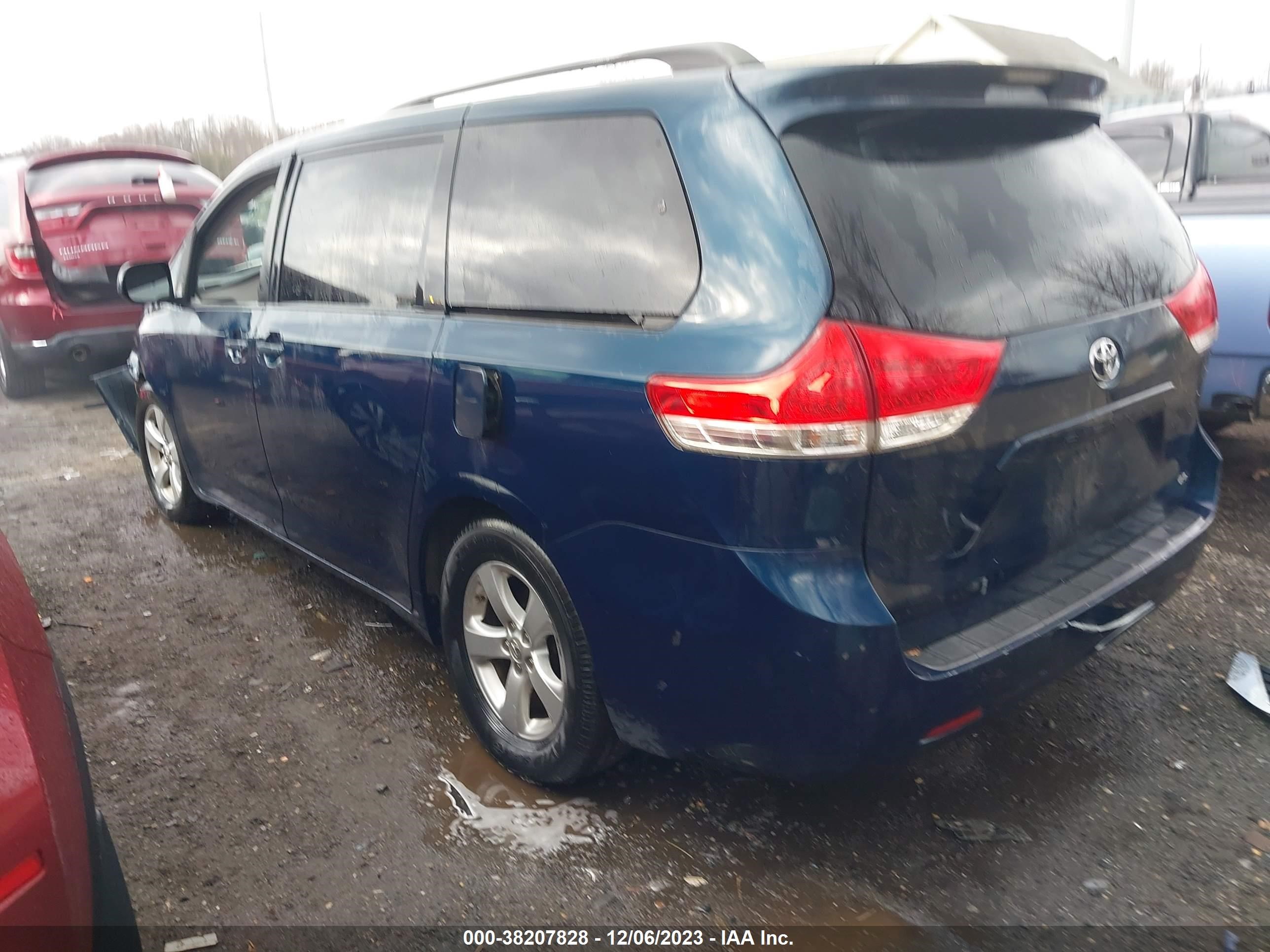 Photo 2 VIN: 5TDKK3DC8BS103563 - TOYOTA SIENNA 