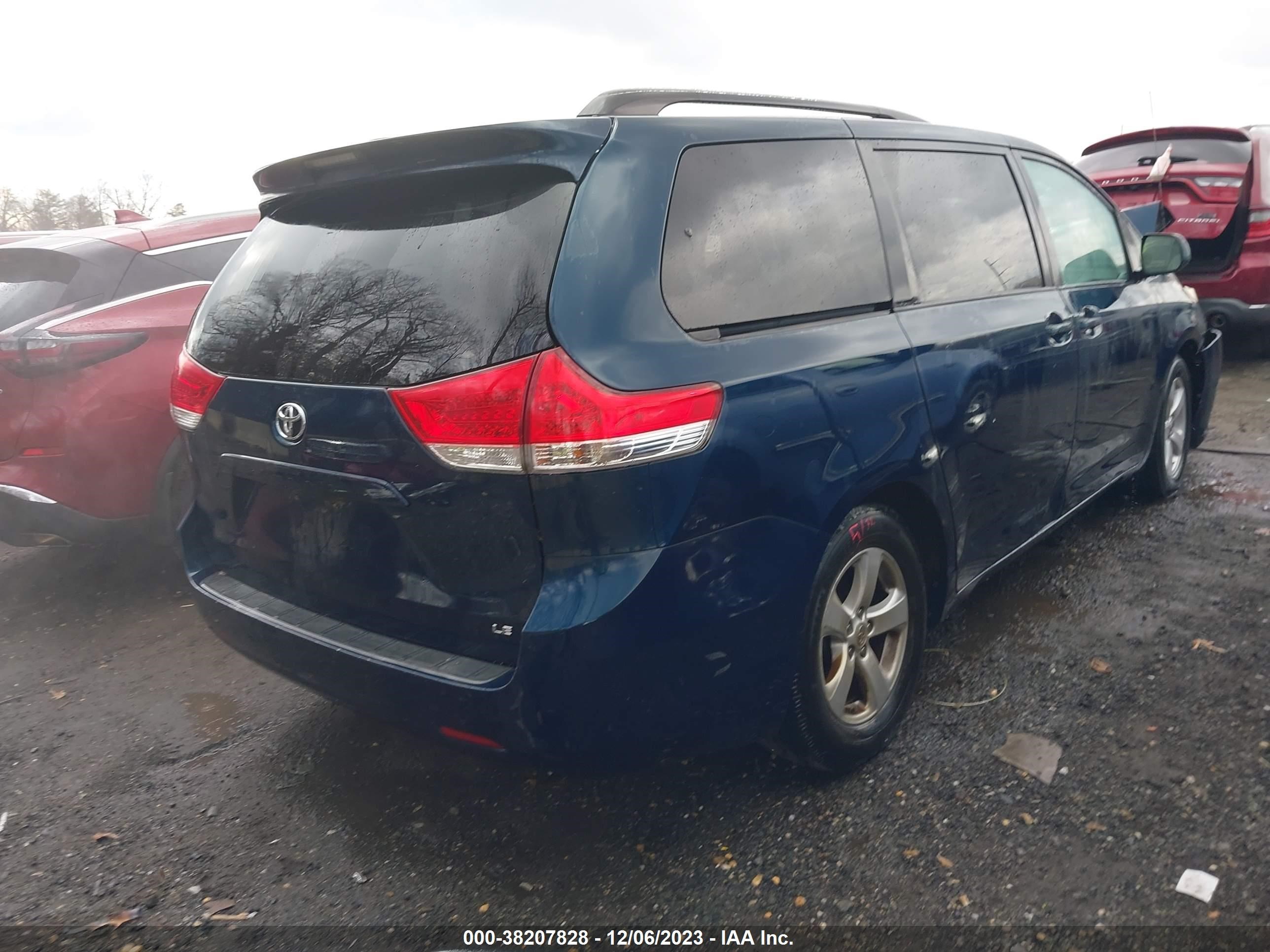 Photo 3 VIN: 5TDKK3DC8BS103563 - TOYOTA SIENNA 