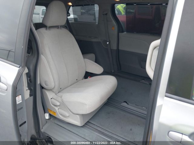 Photo 7 VIN: 5TDKK3DC8BS113171 - TOYOTA SIENNA 