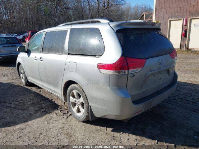 Photo 2 VIN: 5TDKK3DC8BS124932 - TOYOTA SIENNA 