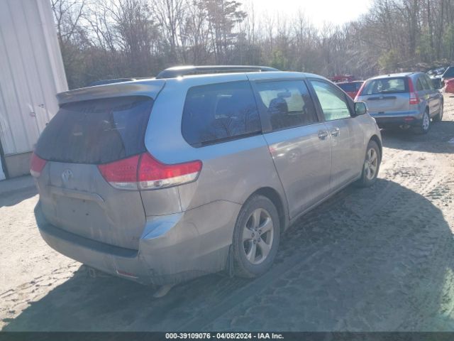 Photo 3 VIN: 5TDKK3DC8BS124932 - TOYOTA SIENNA 