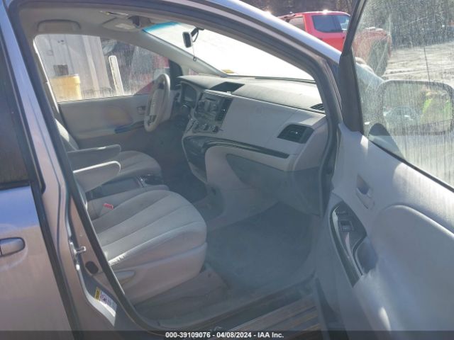 Photo 4 VIN: 5TDKK3DC8BS124932 - TOYOTA SIENNA 