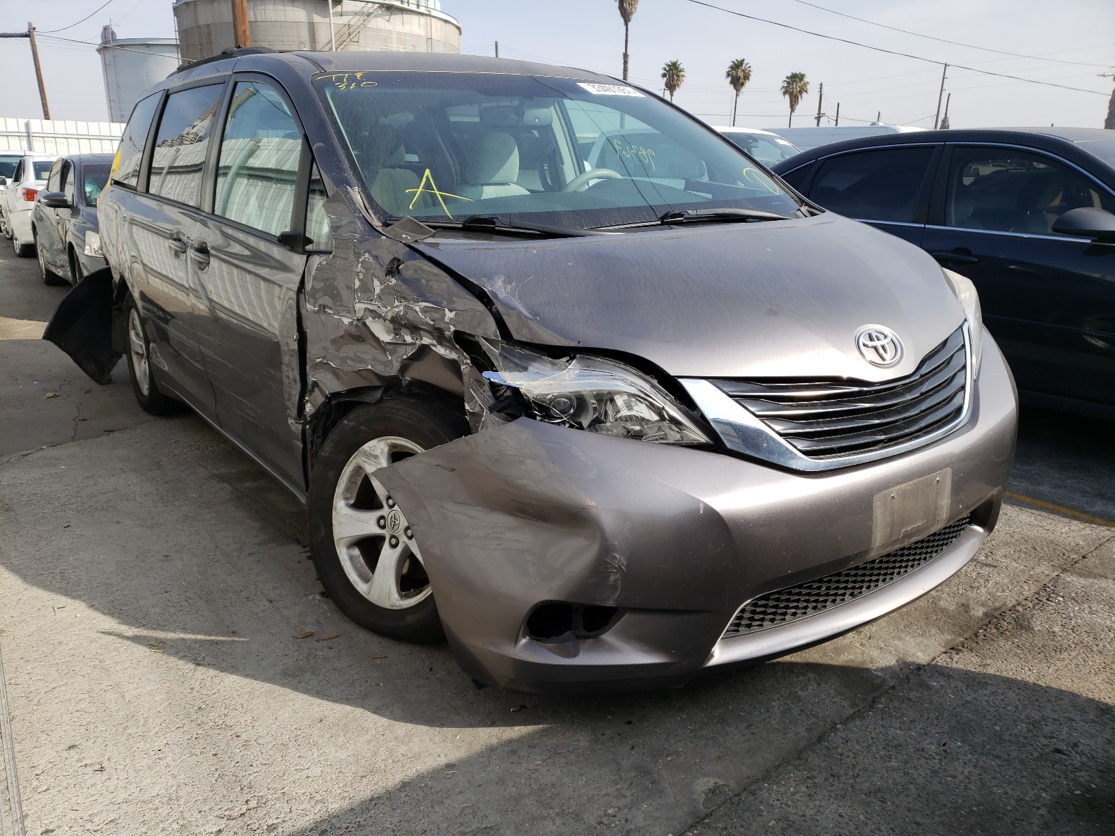 Photo 0 VIN: 5TDKK3DC8BS152665 - TOYOTA SIENNA LE 