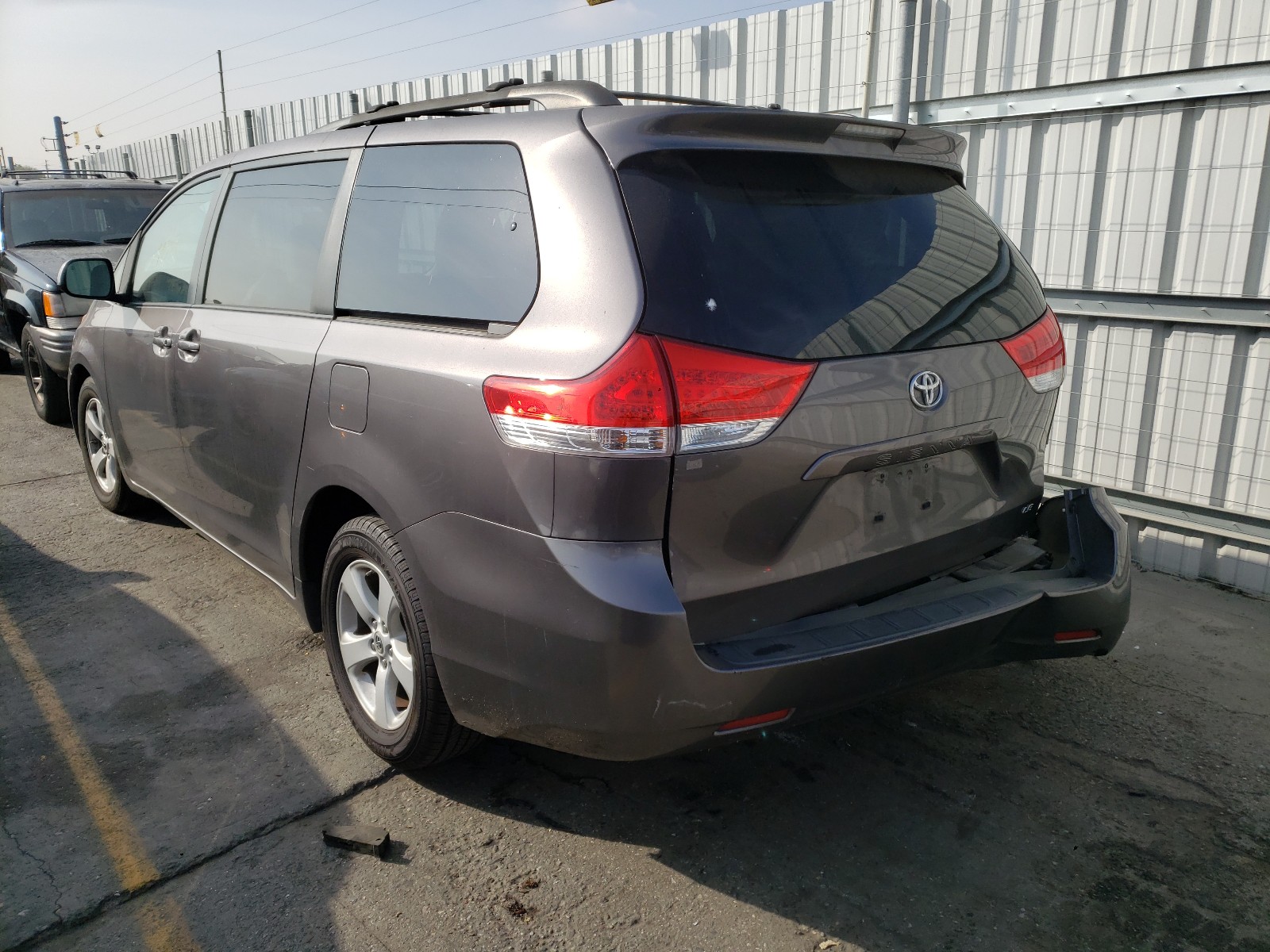 Photo 2 VIN: 5TDKK3DC8BS152665 - TOYOTA SIENNA LE 