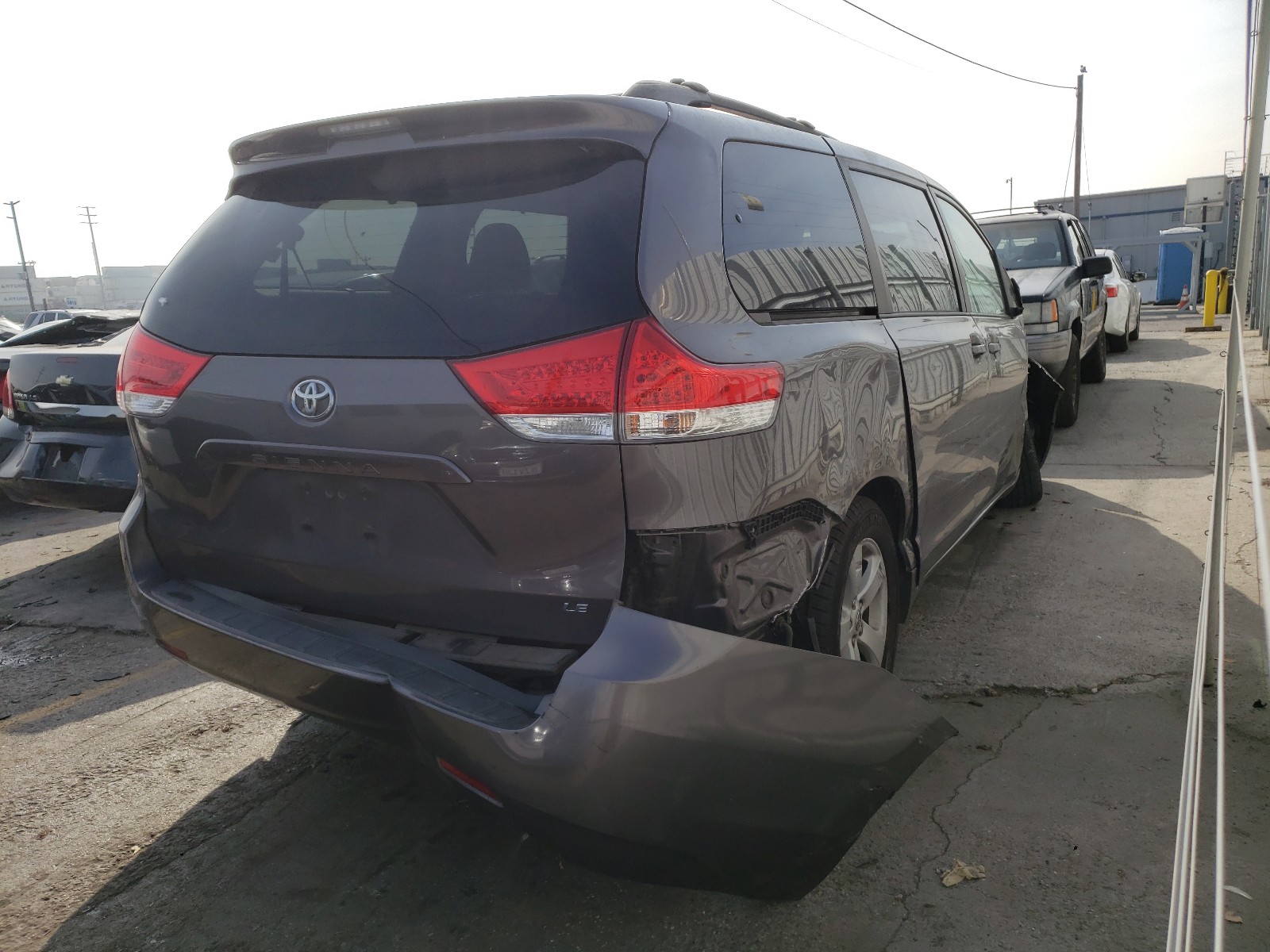 Photo 3 VIN: 5TDKK3DC8BS152665 - TOYOTA SIENNA LE 